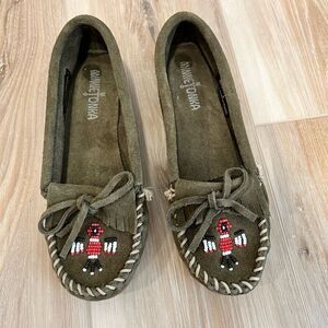 MINNETONKA Women’s Green Thunderbird Moccasins Size 5.5